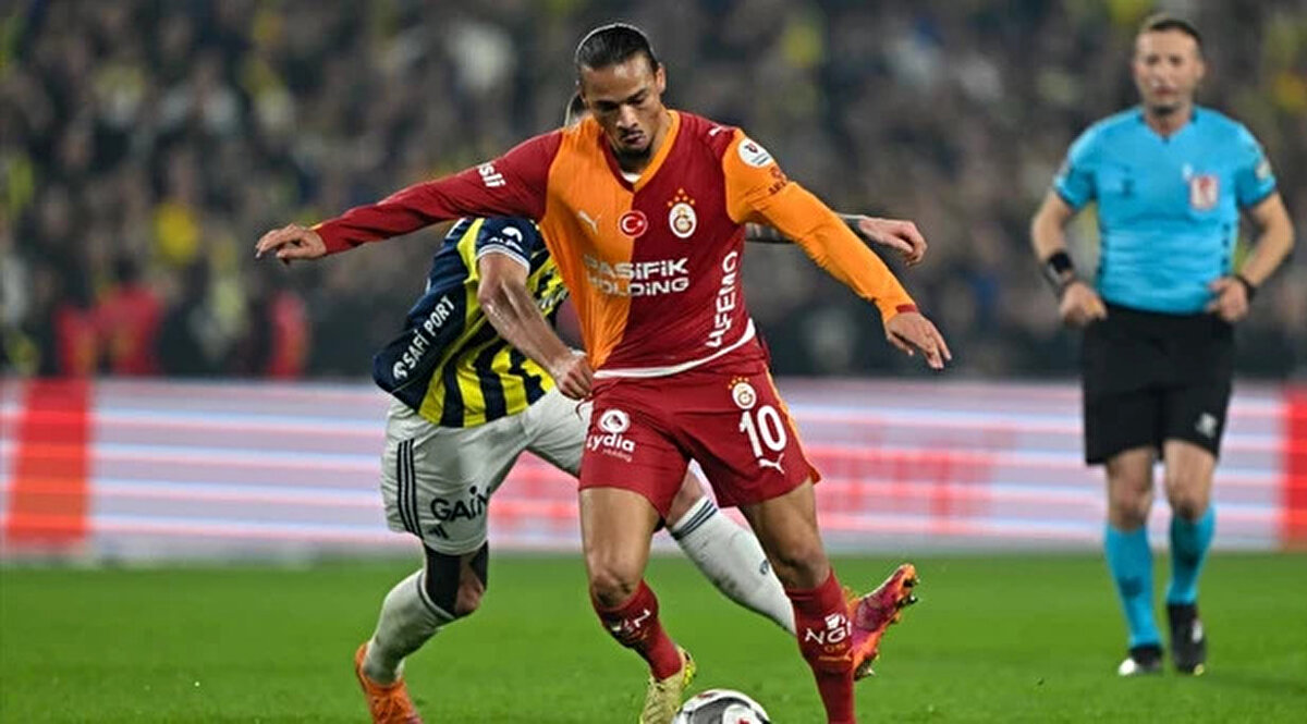 BILD  ALMANYA: Galatasaray ile Fenerbahçe arasındaki İstanbul derbisi 1-1 berabere bitti. Alman yıldız futbolcular Leroy Sané ve İlkay Gündoğan olayların tam ortasındaydı. Sané takımının açılış golünü bile attı – ama golden hemen sonra büyük bir skandal patlak verdi! Maç yaklaşık beş dakika durdu, ardından devam edebildi. Karataş, gözünün altında büyük bir bandajla oyuna devam etti. Olay saha dışında da yankı buldu: Yüzlerce polis, oyuncuları korumak için sonrasında saha çevresinde konuşlandı. Bu olay, Sané’nin açılış golündeki etkileyici performansının önüne geçti: Eski Bayern yıldızı merkezden ceza sahası çizgisine kadar dripling yaptı, iki rakibini ustaca çalımladı. Ardından yaklaşık 18 metreden çektiği şut şanslı bir şekilde yön değiştirdi ve Fenerbahçe kalecisi Ederson’a şans bırakmadı. Bu, Sané’nin ligdeki dördüncü golü oldu.