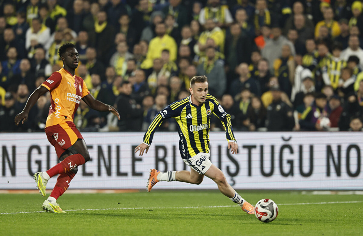 MARCA  İSPANYA: "1 Aralık Pazartesi günü, Türk Derbisi oynandı; Fenerbahçe, Süper Lig'in 14. haftası için Edson Álvarez'in takımı olan Chobani Stadyumu'nda Galatasaray'ı ağırladı. Yoğun bir maçtı; Meksika Milli Takımı'nın kaptanı bir gol attı ancak ne yazık ki Sarı Kanaryalar için bu gol geçerli sayılmadı. Fenerbahçe, ilk yarıdan itibaren gerideydi; Galatasaray'ın 10 numaralı oyuncusu Leroy Sané, Edson Álvarez'in markajını ustalıkla silkeleyerek şutunu çekti. Ne yazık ki Edson için top, bir Fenerbahçe savunmacısından sekti ve kurtarmasını imkansız kıldı. Edson Álvarez'in skoru 1-1 yapabileceği göründü. Her şey 44. dakikada bir korner vuruşuyla başladı; top altıpas içinde oyundaydı. Bir dizi sekmeden sonra 'Machin' kaleye şut çekti ve Fenerbahçe için gol oldu. Ancak Edson Álvarez'in golü, Meksikalı oyuncunun pozisyonun öncesinde faul yapması nedeniyle iptal edildi; bu yüzden Fenerbahçe-Galatasaray maçındaki beraberlik golü sayılmadı. Türk derbisinin ilk yarısı bu şekilde sona erdi. Maçın son dakikasında, bir duran top sonrasında Fenerbahçe'nin 10 numaralı oyuncusu John Duran, skoru eşitleyen golü attı. Hassas bir ortadan sonra Duran, topu Galatasaray kalecisinin üzerinden kafa vuruşuyla filelere gönderdi.Rakamlar açısından Fenerbahçe rakibinden daha üstün görünüyordu: Sarı Kanaryalar 12 şut çekip yüzde 54 topla oynama oranına ulaşırken, Galatasaray sadece 7 şut denedi, bunların yalnızca 2’si kaleyi buldu ve topa sahip olma oranı yüzde 46’da kaldı."