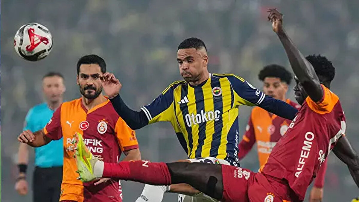 KICKER  ALMANYA: Uzun süre İstanbul derbisinde Galatasaray, Fenerbahçe karşısında kesin galip gelecek gibi görünüyordu. Leroy Sané, Cimbom’u öne geçirmişti ancak ev sahibi ekip, uzatma dakikalarının derinliklerinde skoru eşitledi.İstanbul’daki kıtalararası derbi, ligin zirvesi için oynandığı için yıldızlar geçidi kadrolarla başladı. Fenerbahçe Teknik Direktörü Domenico Tedesco; diğerlerinin yanı sıra bir numaralı kaleci Ederson’u eski PSG stoperi Skriniar’ı ve eski Real Madridli Asensio’yu sahaya sürdü. Karşı tarafta ise eski Almanya Milli Takım kaptanı Gündoğan, Sané ve yıldız golcü Osimhen, Cimbom formasıyla yer aldı.