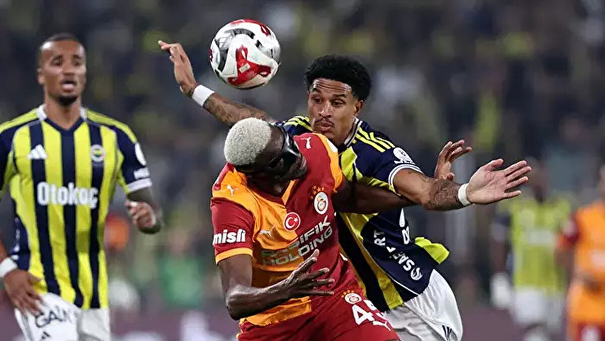 TUTTO MERCATO  İTALYA: Muhteşem koreografi, ısınmada Osimhen ile İrfan Can Eğribayat arasında kıvılcımlar, taraftarların stada akın etmesiyle şehirde trafik tamamen kilit. Bütün bunlar, Süper Lig liderliği için doğrudan karşılaşan Fenerbahçe-Galatasaray derbisini izlemek içindi.Sezonun ilk İstanbul derbisi nefes kesiciydi ama kazanan çıkmadı. Ligin lideri ile ikinci sıradaki takım arasındaki mücadele 1-1 bitti: Jhon Durán 90+6’da Fenerbahçe’yi kurtardı, tarihi rakibi Galatasaray'a galibiyeti vermedi ve sahnenin yıldızı oldu. Eski Bayern Munichli Leroy Sané’nin 27. dakikadaki golüyle gelen üstünlüğü boşa çıkardı.Tabloda hiçbir şey değişmedi. Galatasaray 14 maçta 33 puanla zirvede kalmaya devam ediyor, Tedesco’nun Kanaryaları ise 32 puanla hemen arkasında. Eski Napoli’li Osimhen ise kendini gösteremedi; 71. dakikada sportmenlik dışı hareketten sarı kart gördü ve maçın sonunda teknik direktör Okan Buruk’un isteğiyle oyundan alındı. Yerine giren Mauro Icardi, hakemin verdiği 11 dakikalık uzatma süresini oynadı ama Durán’ın beraberlik golünü çaresizce izlemekten başka bir şey yapamadı.<br>