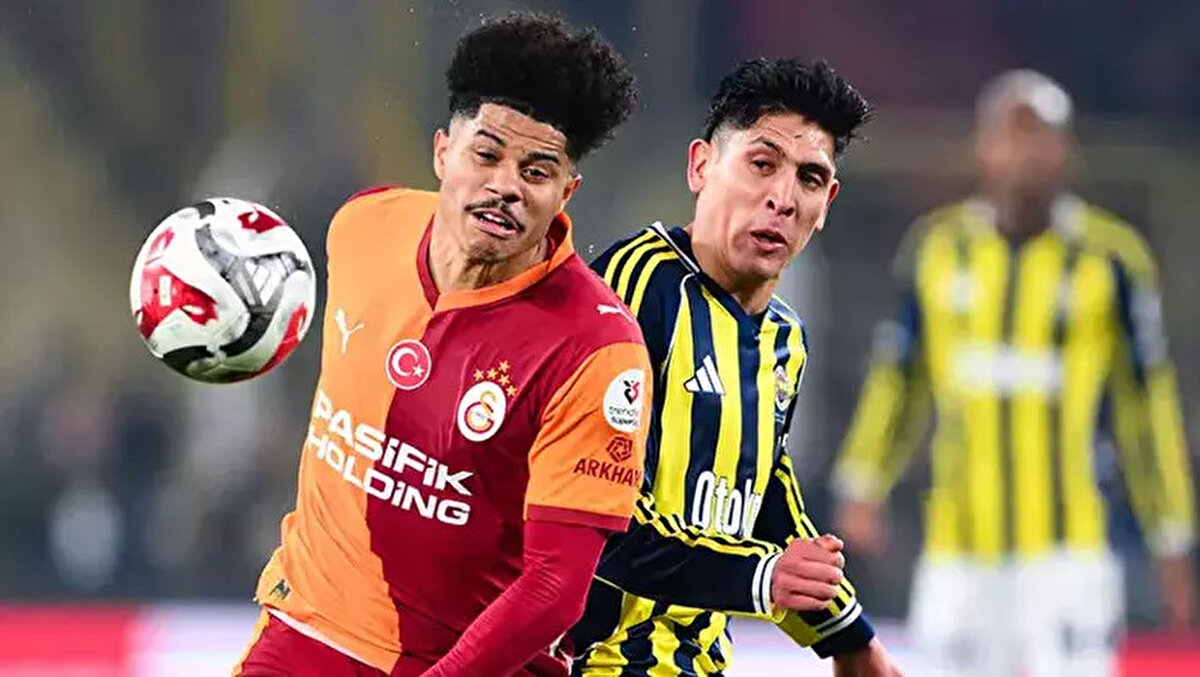 MUNDO DEPORTIVO  İSPANYA: "Kolombiyalı golcü Jhon Durán’ın 90+6. dakikada attığı beraberlik golü sayesinde Fenerbahçe, Galatasaray karşısında 1-1 berabere kalarak Osmanlı Süper Ligi’nde hâlâ lider olan rakibinin sadece bir puan gerisinde kalmayı başardı.Galatasaray, son üç maçta yalnızca bir galibiyetlik istikrarsız performansını sona erdirecek bir “açık ara” galibiyete çok yaklaşmıştı. Leroy Sané’nin ilk yarıda attığı golle (ki bir ara iptal edildiği sanılmıştı) galibiyete uzanıyorlardı. Ancak maçın son anlarında oyuna giren yedek oyuncu Durán, kafa vuruşuyla kulübüne hayati bir puan kazandırdı."<br>