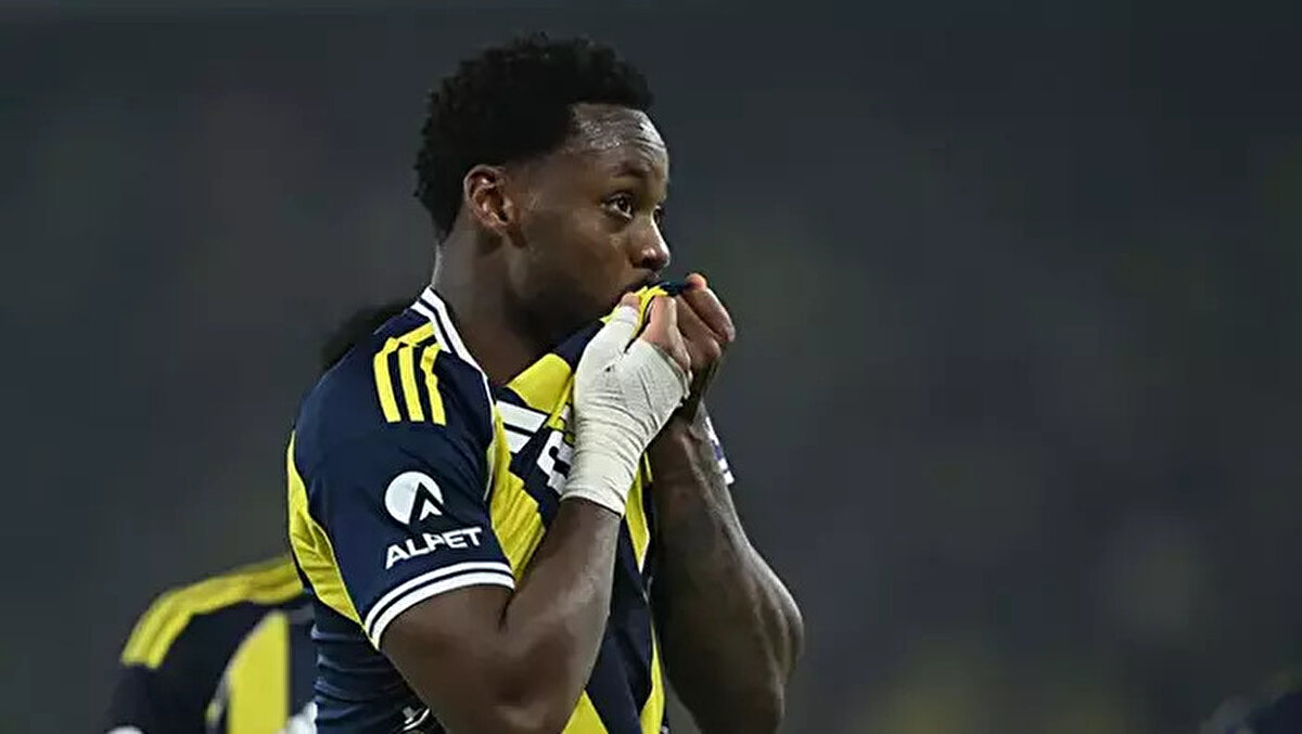 VIGILIO SPORTS  İTALYA: 'Mourinho olmadan bile İstanbul derbisi aşırı gerilim dolu anlara sahne oldu. Hatta maç başlamadan önce, ısınma sırasında bile. Kavga, eski Napoli forveti Victor Osimhen ile ev sahibi takımın kalecisi İrfan Can Eğribayat arasında başlayan bir tartışmayla patlak verdi. Anlar içinde durum, Mourinho’nun eski kulübünün ev sahipliği yaptığı stadyumda tırmandı; eski Inter oyuncusu Skriniar’ın forma giydiği yerde.Süper Lig’in 14. haftasında Fenerbahçe ile Galatasaray arasında zirve için baş başa bir mücadele var. Deplasman ekibi 33 puanla lider konumda, Mourinho’nun kovulmasından sonra İtalya doğumlu eski Belçika teknik direktörü Domenico Tedesco’nun çalıştırdığı takım ise bir puan geride.Şimdi tam bir kaos garantisi haline gelen ateşli rekabetle damgalı bir baş başa maç. Ve evet, İstanbul derbisi zaten ısınma sırasında alevlendi; maçın başlangıcı bile tehlikeye girdi.'<br>