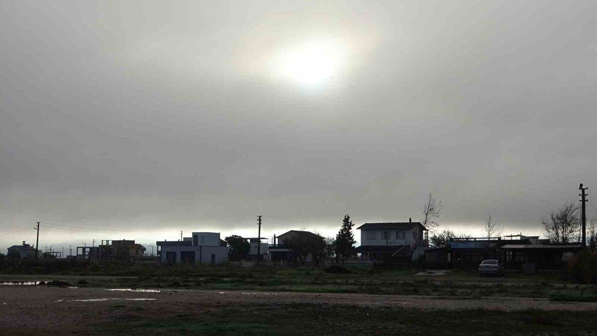Gemi geçişleri geçici olarak durduruldu<br><br>Çanakkale Boğazı, 2 Aralık sabahı etkili olan yoğun sis nedeniyle transit gemi trafiğine kapatıldı.