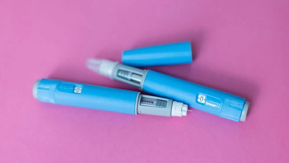 Zayıflama ilaçları yalnızca hekim kararıyla kullanılmalı<br><br>Antalya’da düzenlenen 42. Ulusal Gastroenteroloji Haftası’nda konuşan Türk Gastroenteroloji Derneği temsilcileri, obezite tedavisinde beslenme ve egzersizin temel yöntem olmaya devam ettiğini vurguladı. Dernek eski Başkanı Prof. Dr. Mehmet Cindoruk, iğnelerin yanlış yönlendirmelerle kullanıldığını hatırlatarak şu ifadeleri dile getirdi:<br><br>“Tek başına diyet ve egzersizle kilo veremeyen ve beden kitle indeksi 28’in üzerinde olan ya da kardiyovasküler risk faktörleri bulunanlara önerdiğimiz zayıflama iğneleri, doğru kullanılmadığında hayatı tehdit edebilecek yan etkilere sebep olur. Bunlar estetik kaygılarla, kişinin kendi kararıyla parasını verip eczaneden alabileceği ilaçlar değil.”