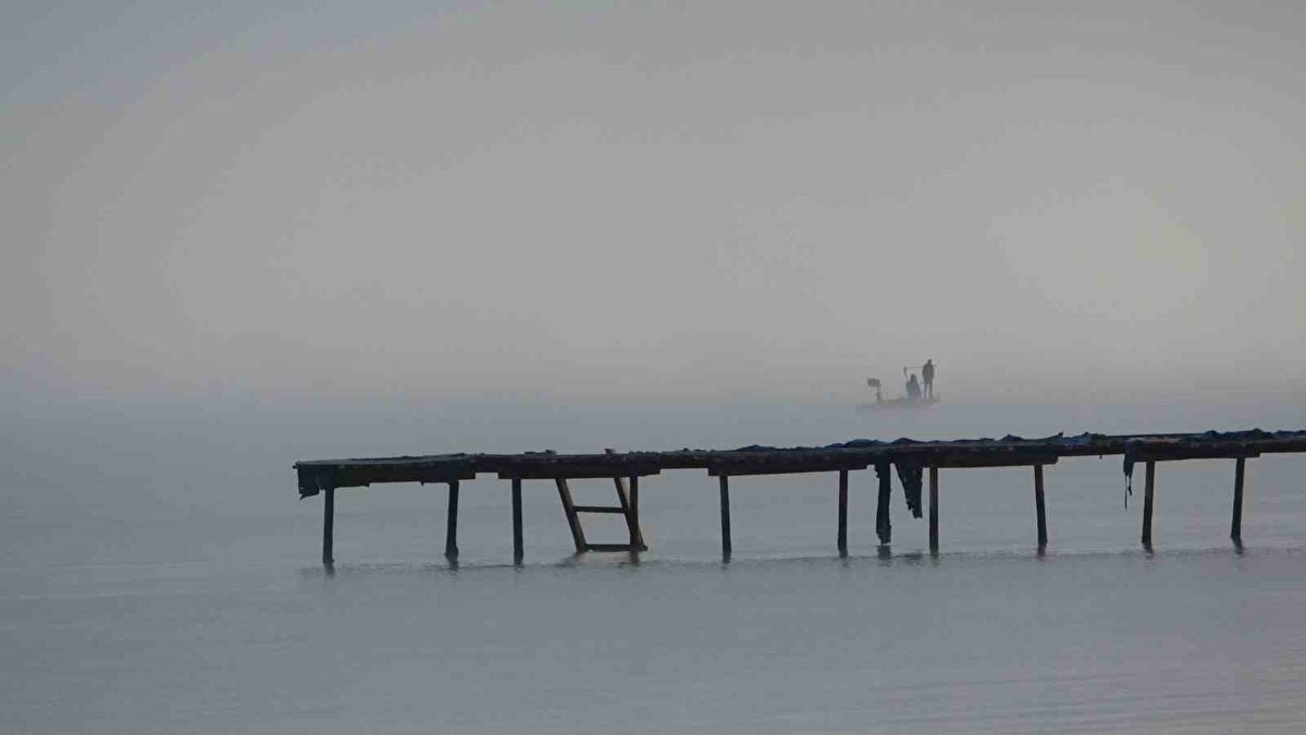 Geçişleri durdurulan gemiler, Boğaz’daki demir bölgelerinde beklerken, yetkililer düzenli olarak durum güncellemeleri sağlıyor.