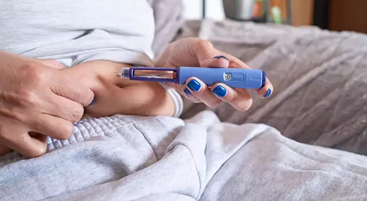 Türkiye Gazetesi'nin haberine göre obezite, dünyada olduğu gibi Türkiye’de de hızla büyüyen bir sağlık sorunu hâline gelirken, son yıllarda popülerleşen zayıflama iğneleri kamuoyunun ana gündem maddelerinden biri oldu. Özellikle sosyal medyada “hızlı kilo verme yöntemi” olarak tanıtılan bu ilaçların kontrolsüz kullanımına karşı uzmanlar ciddi uyarılarda bulunuyor.