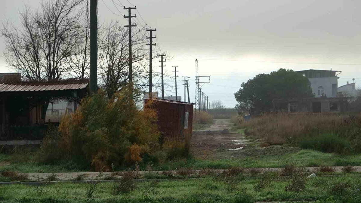 Çanakkale Boğazı Gemi Trafik Hizmetleri Müdürlüğü, kuzey ve güney yönünden giriş yapacak tüm gemi kaptanlarını telsizle bilgilendirerek boğazın geçici süreyle kapatıldığını duyurdu.