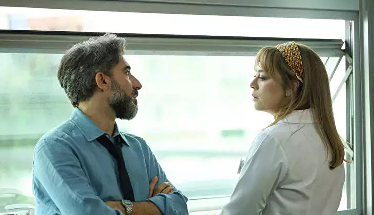 Demet Evgar'ın başrolünde olduğu ve yayınlandığı ilk günden beri Salı akşamlarına damga vuran Bahar dizisinde sürpriz bir değişiklik yaşandı. Her hafta Salı günü izleyicisiyle buluşan dizinin bu akşam yayınlanmaması üzerine gözler kanaldan yapılan açıklamalara çevrildi. Ekran başına geçen izleyiciler, dizinin yerine başka bir yapımla karşılaştı. Peki, Bahar final mi yaptı, günü mü değişti?