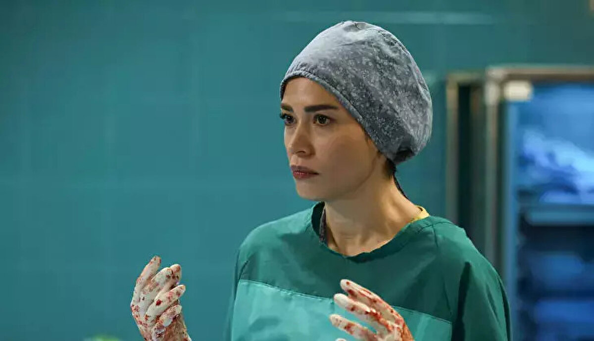 BAHAR BU AKŞAM NEDEN YOK?<br>Show TV'nin 2 Aralık Pazartesi tarihli yayın akışına göre, sevilen dizi Bahar bu akşam ekranlara gelmeyecek.<br><br>Kanal yönetimi tarafından yapılan planlamaya göre, bu akşam Show TV ekranlarında yeni başlayan iddialı dizi "Rüya Gibi" ilk bölümüyle izleyici karşısına çıkacak. Bu nedenle Bahar dizisi bu haftaki Salı slotunu yeni diziye devretti.