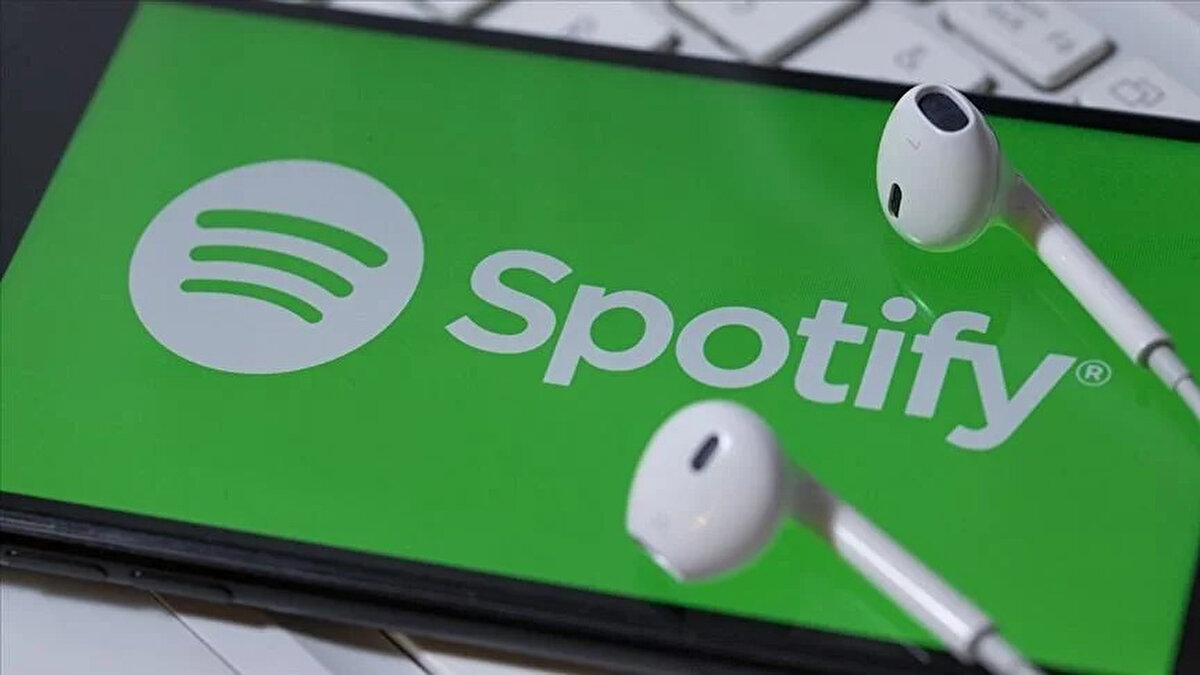 Dijital müzik platformu devi Spotify, her yıl sonunda kullanıcılarına sunduğu geleneksel yıllık özetini yayınlamaya hazırlanıyor. Sosyal medyada paylaşım rekorları kıran Spotify Wrapped, 2025 yılı verileriyle dinleme alışkanlıklarınıza ayna tutacak. İşte 2025 Spotify özeti hakkında bilmeniz gereken tüm detaylar.