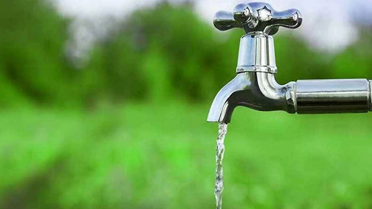 İZSU'dan 24 saatlik su kesintisi uyarısı<br><br>İzmir Büyükşehir Belediyesi Su ve Kanalizasyon İdaresi (İZSU) Genel Müdürlüğü, kentin önemli ilçelerinde uzun süreli su kesintisi yaşanacağını açıkladı. Kesinti kararının, ana su isale hattında meydana gelen ciddi bir arıza nedeniyle alındığı bildirildi.