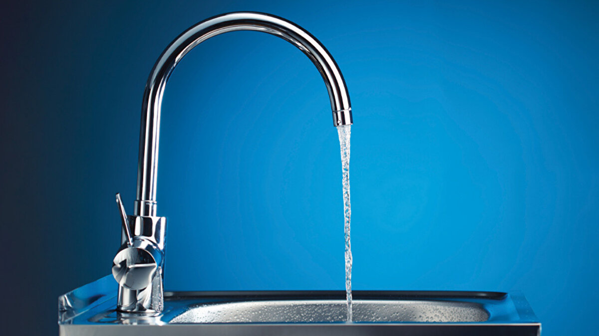 Kesintiden etkilenecek ilçeler ve mahalleler<br><br>Yapılan açıklamaya göre, su kesintisinden iki ayrı ilçe etkilenecek. Kesinti süresince Narlıdere ilçesinin Limanreis Mahallesi'ne su verilemeyecek. Ayrıca, arızanın geniş çaplı etkisi nedeniyle Güzelbahçe ilçesinin tamamında 24 saat süreyle su kesintisi uygulanacak.