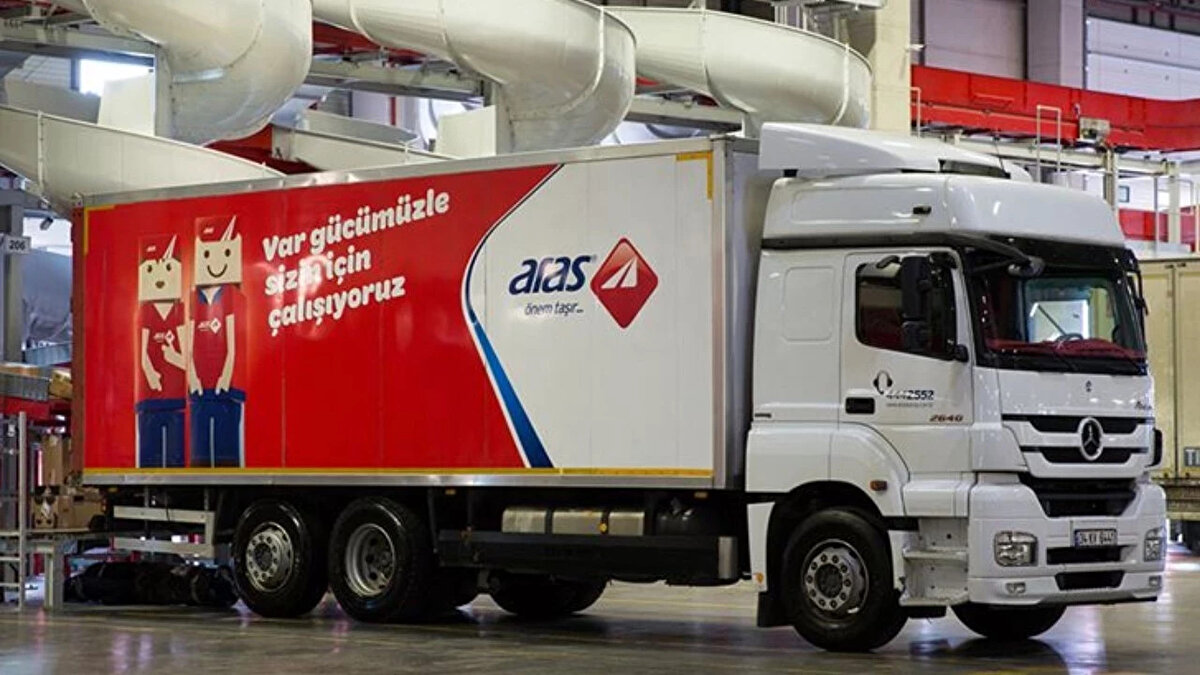 Aras Kargo'dan Resmi Açıklama: "İyileştirme Çalışmaları Devam Ediyor"<br>Aras Kargo, müşterilerini bilgilendirmek ve paniği önlemek adına resmi bir duyuru yayımladı. Siber saldırının 30 Kasım 2025 tarihinde gerçekleştiğini belirten şirket, ekiplerin aralıksız çalıştığını ifade etti.