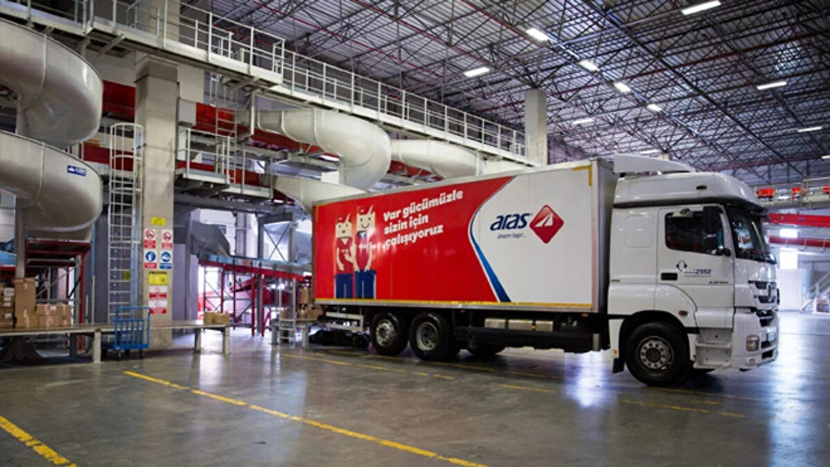 Aras Kargo Çöktü mü? Sorun Düzeldi mi?<br>Kullanıcıların en çok merak ettiği "Aras Kargo çöktü mü, şu an çalışıyor mu?" sorusuna şirket netlik getirdi. Yapılan açıklamaya göre; siber saldırı sonrası durum kısmen kontrol altına alındı.<br><br>Şubelerde İşlem Yapılıyor mu?: Evet. Şirket, şubelerde kargo kabul ve teslim işlemlerinin yeniden başladığını duyurdu.<br><br>Sistem Tamamen Düzeldi mi?: Hayır, iyileştirme çalışmaları halen devam ediyor. Bu süreçte operasyonlarda ve veri akışında (kargo takip ekranları, mobil uygulama vb.) geçici kesintiler yaşanabileceği vurgulandı.