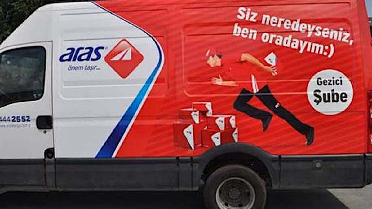 Türkiye'nin önde gelen kargo şirketlerinden Aras Kargo, sistemlerinde yaşanan aksaklıklar nedeniyle gündemde. Kargo göndermek veya beklediği kargoyu takip etmek isteyen kullanıcılar, erişim sorunları yaşamalarının ardından arama motorlarında "Aras Kargo hacklendi mi?" sorgusunu hızlandırdı. Şirket, sistemlerine yönelik bir siber saldırı gerçekleştiğini doğrulayarak operasyonel süreçle ilgili kritik bilgiler paylaştı.<br><br>İşte Aras Kargo siber saldırı olayı ve hizmetlerin son durumu hakkında tüm detaylar...