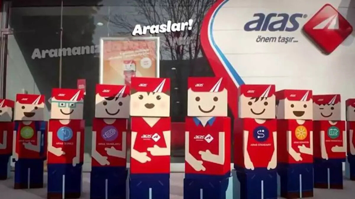 İşte Aras Kargo tarafından yapılan o açıklama:<br><br>"Değerli Müşterilerimiz,<br><br>30 Kasım 2025 tarihinde sunucularımız bir siber saldırının hedefi olmuştur. Siber güvenlik ekiplerimizin hızlı ve etkili müdahalesi sayesinde durum kısmen kontrol altına alınmış olup, iyileştirme çalışmaları devam etmektedir.<br><br>Memnuniyetle belirtmek isteriz ki, şubelerimizde kargo kabul ve teslim işlemleri yeniden başlamıştır.<br><br>Ancak bu geçiş sürecinde, operasyonlarımızda ve veri akışında geçici kesintiler yaşanabileceğini önemle belirtmek isteriz. Tüm hizmetlerimizi en hızlı ve güvenli şekilde eski haline getirebilmek için ekiplerimiz aralıksız çalışmaktadır. Anlayışınız ve güveniniz için içtenlikle teşekkür ederiz."