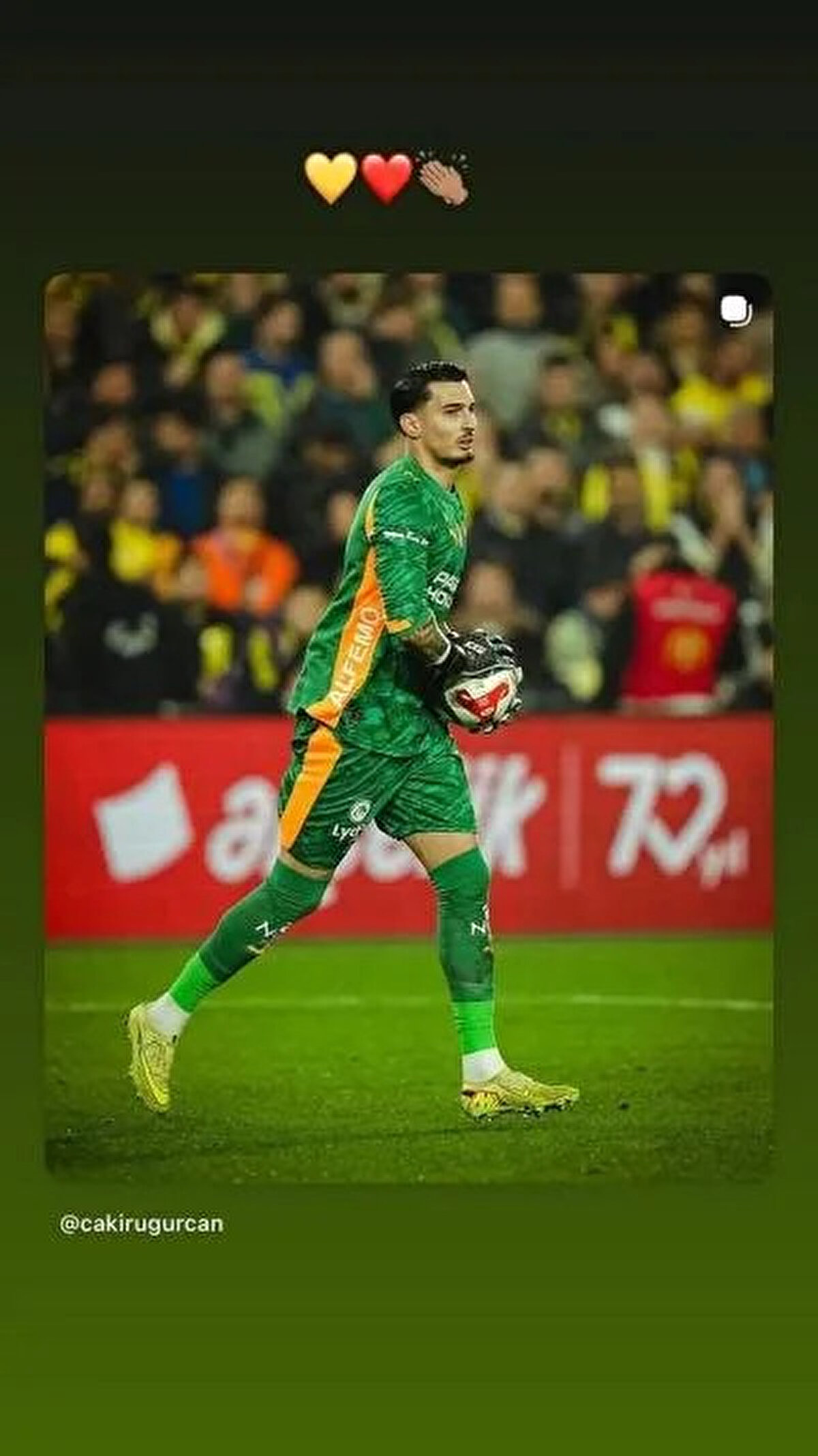 Osimhen Uğurcan Çakır için sarı kırmızı kalp ve alkışlama emojisi kullandı.26 yaşındaki yıldız, Kazımcan Karataş için "Bu delikanlı" ifadesini kullandı.<br><br>