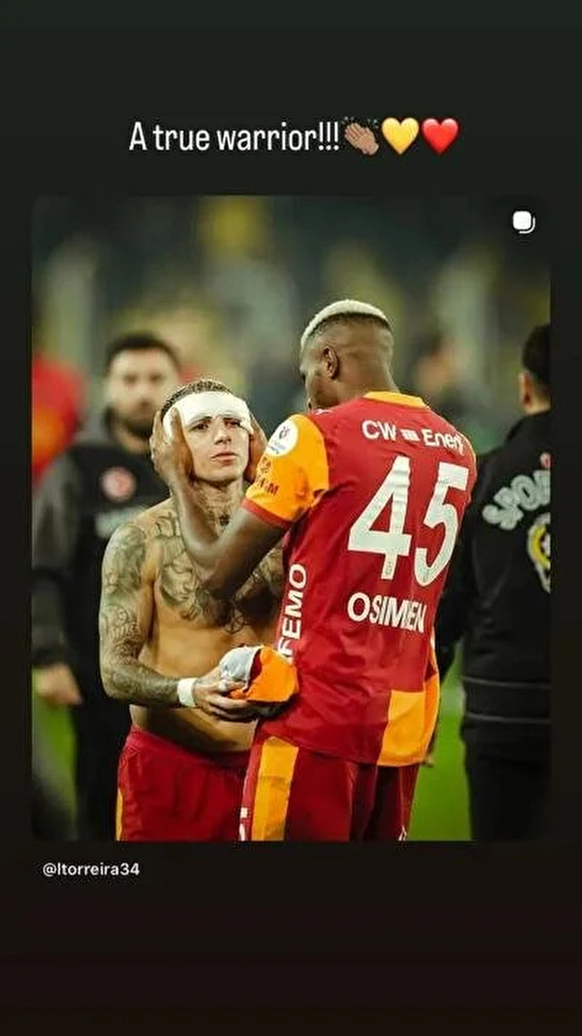 Yıldız golcü, Lucas Torreira paylaşımına ise "Gerçek bir savaşçı" notunu ekledi.