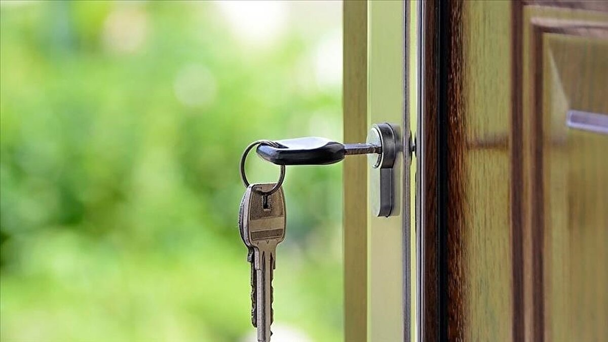 TÜİK, Kasım 2025 enflasyon rakamlarını açıkladı. Aylık TÜFE yüzde 0,87 artarken, yıllık enflasyon yüzde 31,07 olarak kaydedildi. Bu verilerle birlikte Aralık ayında uygulanacak kira artış oranı da netleşti ve yüzde 35,91 olarak belirlendi. Finans Analisti İslam Memiş, enflasyon ve Merkez Bankası’nın olası faiz kararlarını değerlendirirken konut ve kira piyasasına dair kritik uyarılarda bulundu.