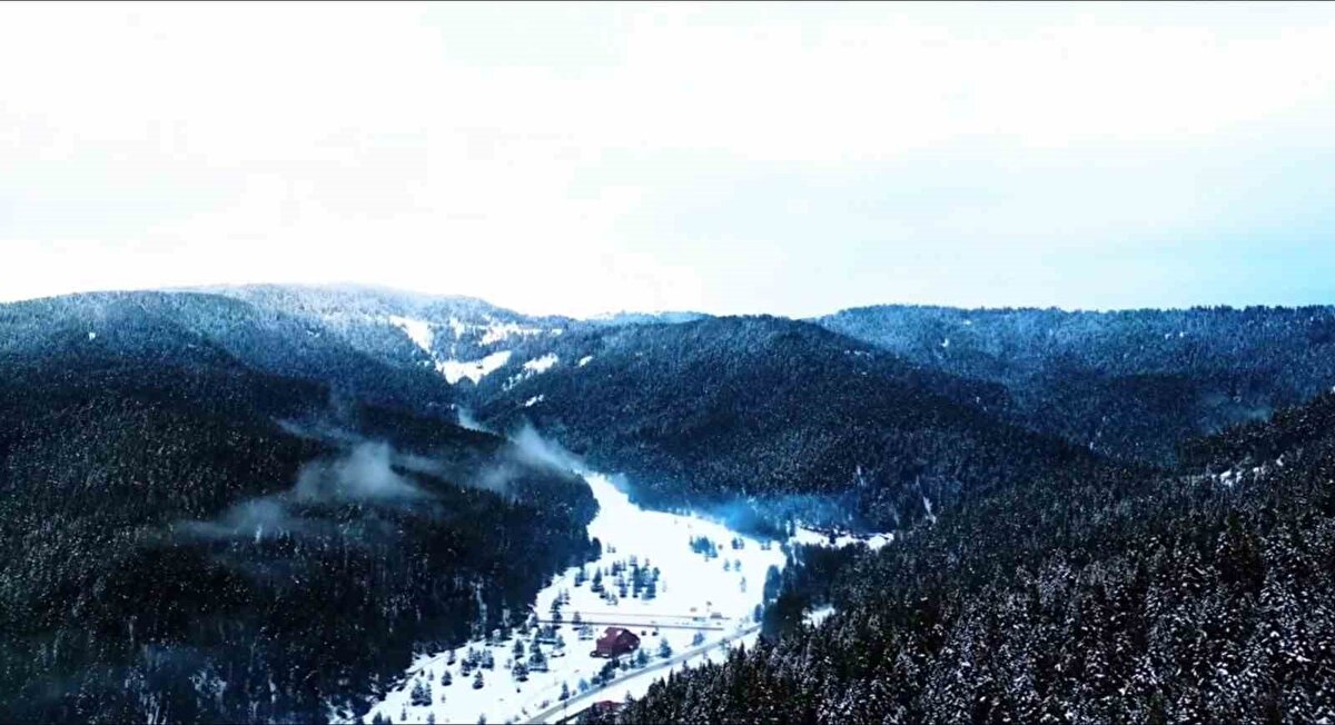 Türkiye’nin kış turizmi rotaları arasında öne çıkıyor<br><br>Kış aylarında hem kayak merkezleri hem de doğa yürüyüş rotalarıyla dikkat çeken Ilgaz, bölge ekonomisi açısından da önemli bir noktada bulunuyor. Yetkililer, özellikle kar yağışının ardından ziyaretçi sayılarında artış yaşandığını belirtiyor.