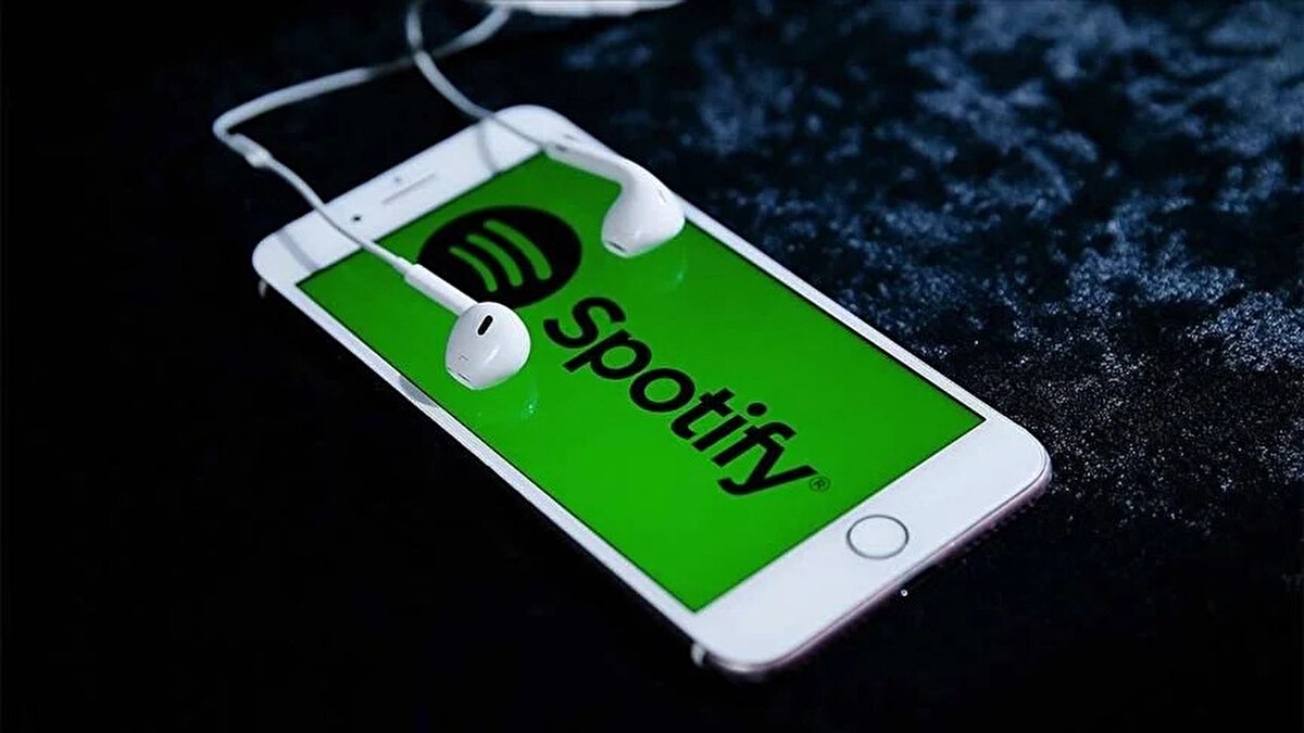 Spotify 2025 Özetine (Wrapped) Nasıl Bakılır?<br>Genellikle Spotify mobil uygulaması üzerinden otomatik olarak açılan özet ekranı, yoğunluk nedeniyle bazı kullanıcılarda görünmeyebiliyor. Ancak 2025 özeti için paylaşılan özel bir yöntem sayesinde erişim sağlamak mümkün.
