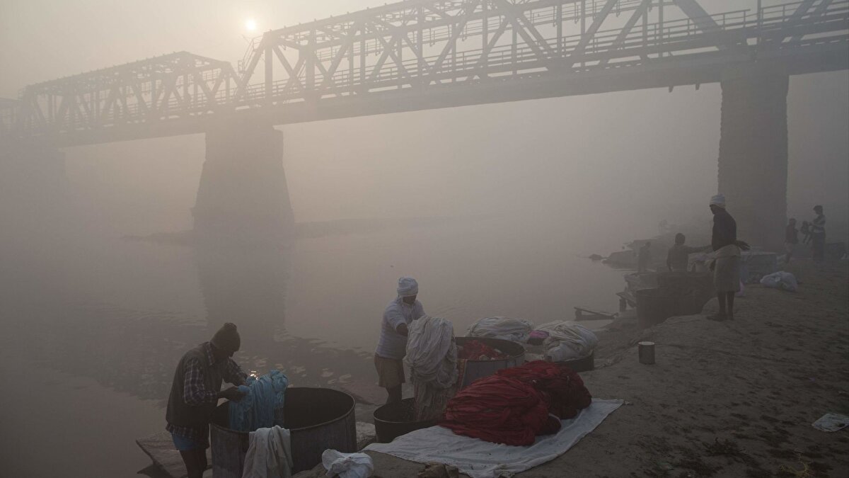 The Lancet Planetary Health dergisinde yayımlanan bir araştırmaya göre, 2009-2019 yılları arasında Hindistan’da yaklaşık 3,8 milyon ölüm hava kirliliğiyle bağlantılı. Uzmanlar, kirliliğin önlenebilir bir halk sağlığı sorunu olduğuna işaret ederek, şehirlerde temiz enerji kullanımının önemini vurguluyor.