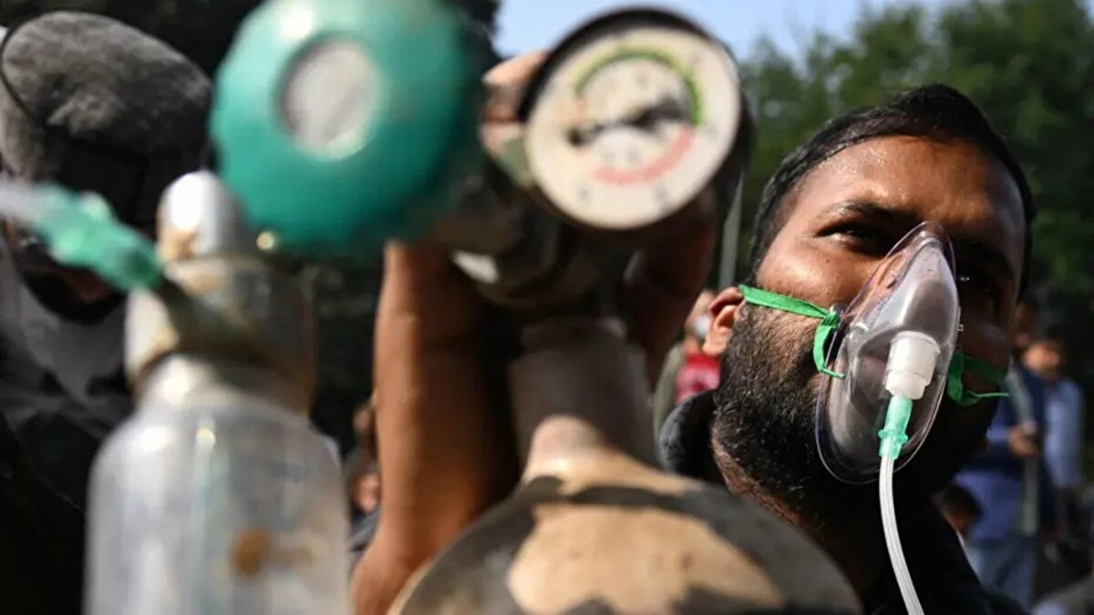 Dünyanın en kirli başkentleri arasında yer alan Hindistan’ın başkenti Yeni Delhi, özellikle kış aylarında yoğun duman ve sis altında kalıyor. Şehirde ısınma ihtiyacı, sanayi faaliyetleri ve kalabalık trafik, hava kalitesini ciddi şekilde etkiliyor.