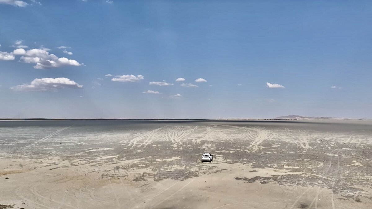 Prof. Dr. Kıymaz’ın uydu görüntüleri üzerinden yaptığı değerlendirmeye göre, gölün yüzey alanı 1985’ten bugüne kadar yüzde 94 oranında daralma gösterdi. Özellikle 1995, 2005 ve 2010’lu yıllarda yaşanan ciddi kuraklık dönemlerinde göl yüzeyinde kırılmaların başladığı tespit edildi. Bu çevresel krize karşı Tarım ve Orman Bakanlığı Su Yönetimi Genel Müdürlüğü harekete geçti. Prof. Dr. Kıymaz, Seyfe Gölü’nün kuruyan göller listesine alındığını ve acil eylem planlarının oluşturulduğunu belirterek umut verdi. Bu planlar; su kalitesinin ve yeraltı kaynaklarının izlenmesi, kaçak kuyuların önüne geçilmesi ve kuraklığa dayanıklı bitki türlerinin yaygınlaştırılması gibi uzun vadeli adımları içeriyor.