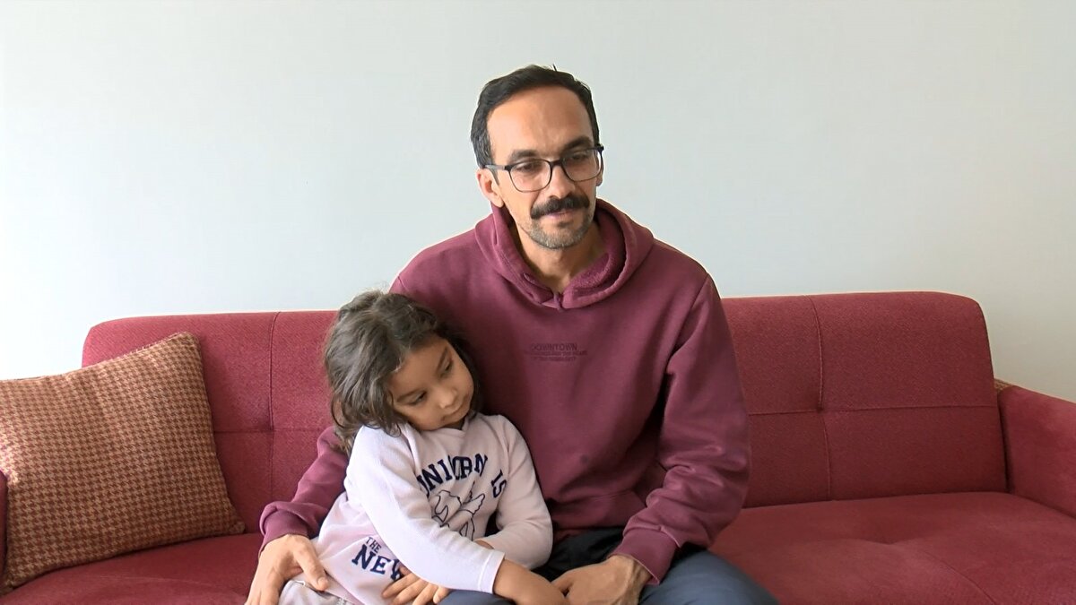 “Komşumuz hakkında 12 şikâyet var ama sonuç yok”<br>Ailenin en büyük tepkisi ise daha önce defalarca yapılan şikâyetlere rağmen herhangi bir işlem uygulanmamasına. Öztürk, “Komşumuz hakkında tam 12 kez şikâyette bulunulmuş. Köpeği daha önce de üzerimize salmıştı. Kimse bu sorumsuz davranışlara dur demedi” diyerek sistemin işleyişine tepki gösterdi.