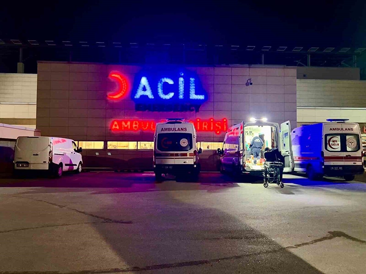 “Oğlum hâlâ hastanede, kızım psikolojik olarak çöktü”<br>Doğa’nın taburcu edildiğini ancak saldırıyı birebir gördüğü için ciddi travma yaşadığını belirten baba, “Gece boyunca sayıkladı, korkudan yanımdan ayrılmıyor. Oğlumun yüzüne dikiş atıldı, hâlâ tedavi görüyor” diye konuştu.