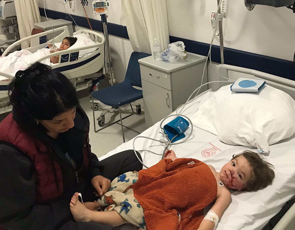 “Çocuklarım kanlar içindeydi”<br>Olay anını gözyaşlarıyla anlatan Öztürk, pazar dönüşünde çocuklarını eve gönderdiğini, aracını park ettiği sırada çığlıkları duyup yukarı koştuğunu belirterek, “Kapı açıktı ve köpek çocuklarıma saldırmış. Kızım göğsünden, oğlum yüzünden darbe aldı. Yukarı çıktığımda her yer kan içindeydi” dedi.