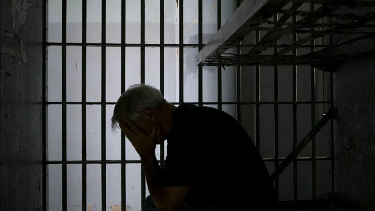 Kamuoyunda “Kovid-19 düzenlemesi” olarak bilinen ve 31 Temmuz 2023 öncesinde suç işleyen bazı hükümlülerin açık cezaevine ve denetimli serbestliğe geçişini kolaylaştıran düzenlemeye de değinen Bakan Tunç, bunun bir af olmadığını özellikle vurguladı. 