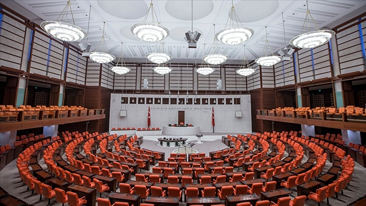 Bakan Tunç, kamuoyunda yıllardır gündemde olan süresiz nafaka konusuna dair soruyu yanıtlarken, bu başlığın şu an için hükümetin gündeminde olmadığını dile getirdi. Aile hukukuna ilişkin bazı çalışmaların sürdüğünü belirten Tunç, “Şu an için süresiz nafakaya yönelik bir değişiklik paketimizde yer almıyor” dedi.