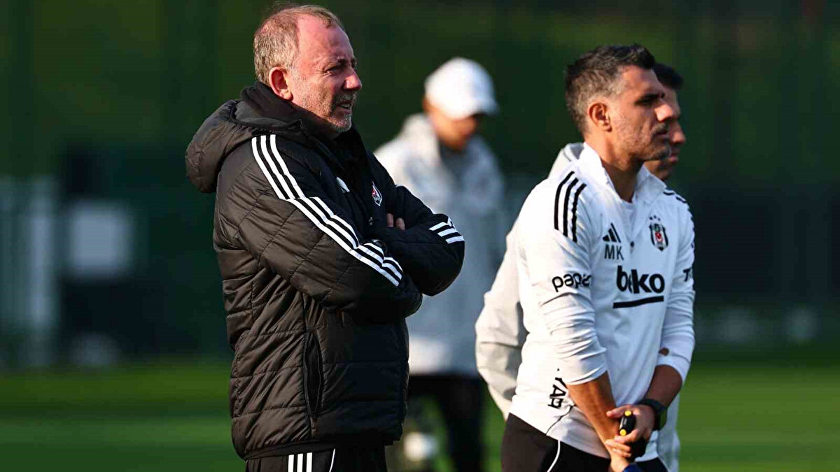 Sergen Yalçın Yönetiminde Taktik Prova<br>Rafa Silva özel programını sürdürürken, takımın geri kalanı Sergen Yalçın idaresinde yoğun bir tempo tutturdu. Isınma koşularıyla başlayan antrenman, kondisyon ve taktik çalışmalarıyla şekillendi. Geniş alanda pas organizasyonları ve dar alanda çift kale maç yapan siyah-beyazlılar, günü şut çalışmasıyla tamamladı.