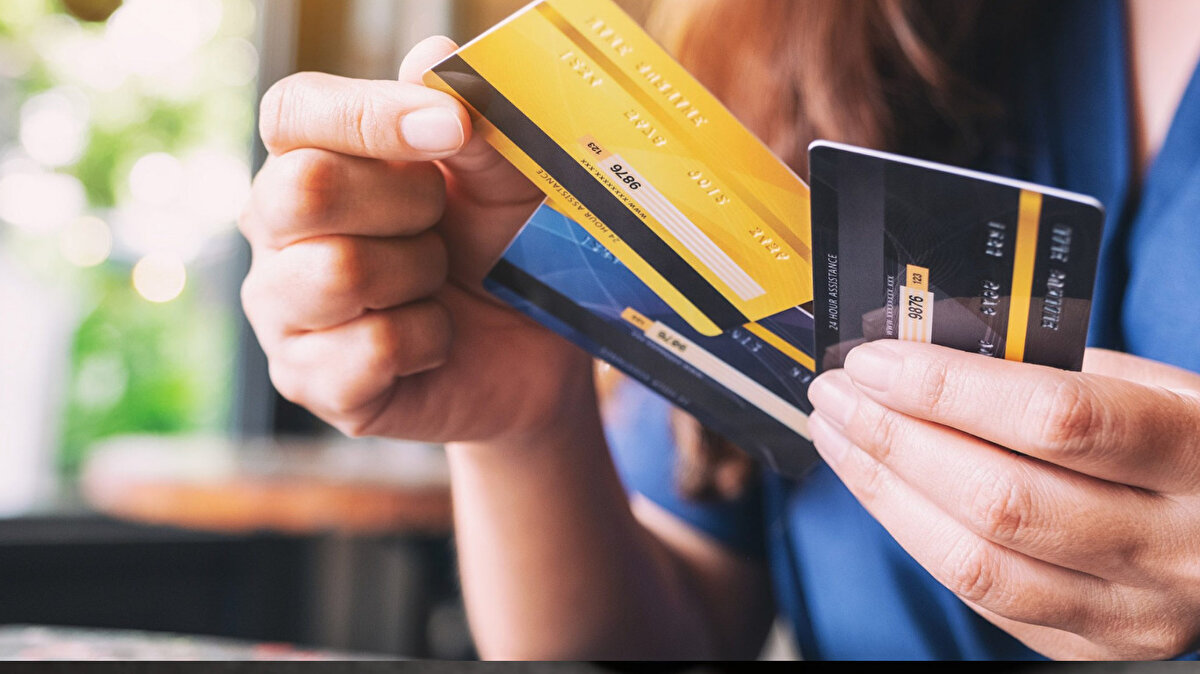 Beyanla ispat zorlukları ve POS suistimallerinin tespiti<br>POS cihazlarının kötüye kullanımının beyan yoluyla tespitinin güç olduğunu belirten Yıldız, bu durumun ancak fiili tespit veya yoklama ile ortaya çıkarılabileceğini söyledi. Çoğu zaman ödeme aracı ile fatura arasındaki tutarsızlıklar, POS cihazlarının suistimal edilmesinin göstergesi olabiliyor.