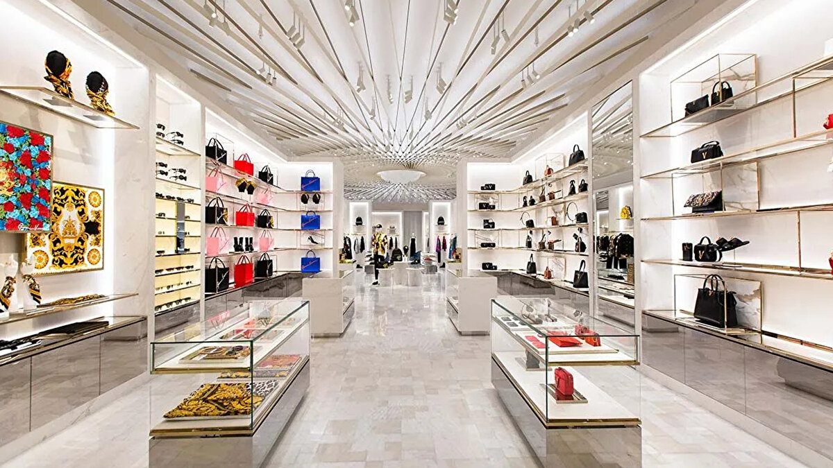 Dikkat çeken bir diğer detay ise markanın değer kaybı oldu. 2018 yılında Capri Holding’e 1,84 milyar Euro’ya satılan Versace, son dönemde yükselen "sessiz lüks" trendine uyum sağlamakta zorlandı. Markanın imzası olan gösterişli modellerin, sadeleşen moda akımları karşısında pazar payı kaybetmesi satış sürecini hızlandırdı.