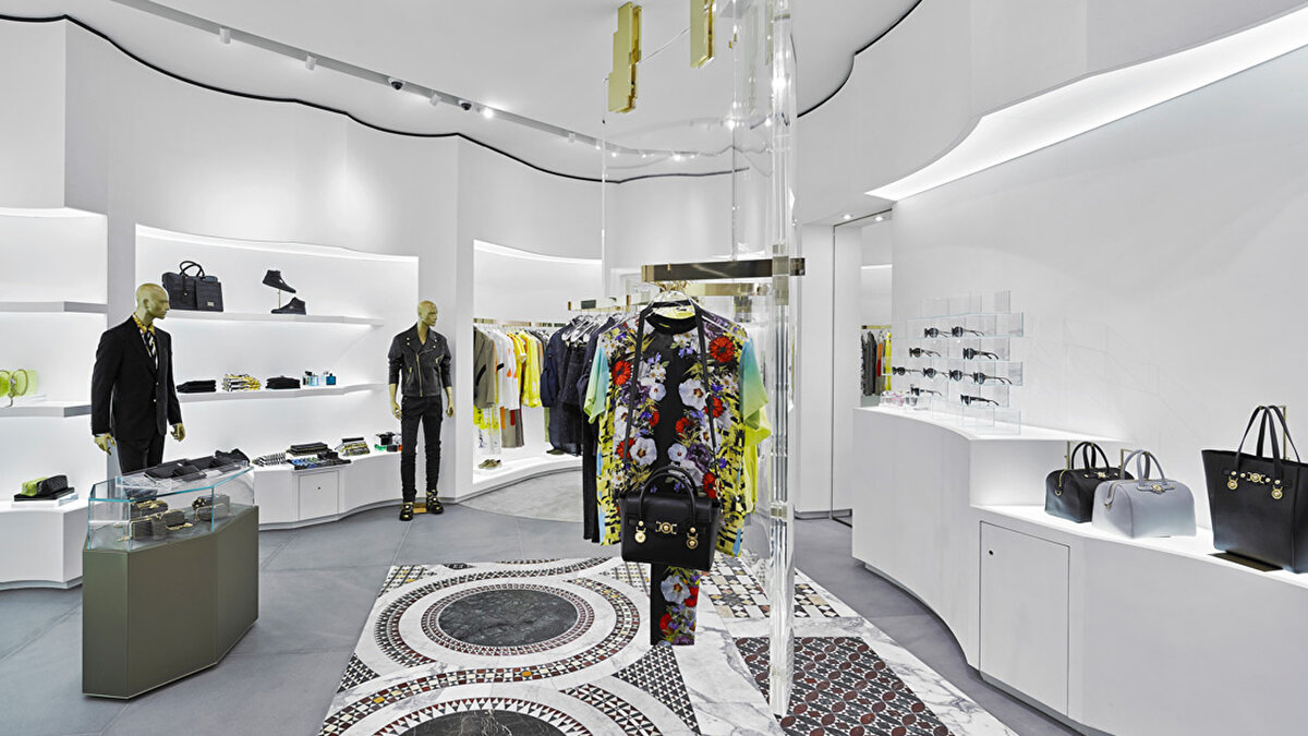 Fransızlara Karşı "Milli" Hamle<br>Bu satın alma, moda çevrelerinde "İtalyan kurtarması" olarak yorumlandı. LVMH ve Kering gibi Fransız devlerinin piyasayı domine ettiği bir dönemde, Versace’nin bir başka İtalyan devi Prada’da kalması stratejik bir hamle olarak görülüyor. Otoriteler bu birleşmeyi, "Güney İtalya’nın ihtişamlı Versace’si ile Kuzey İtalya’nın endüstriyel ve minimalist Prada’sının buluşması" şeklinde değerlendiriyor.