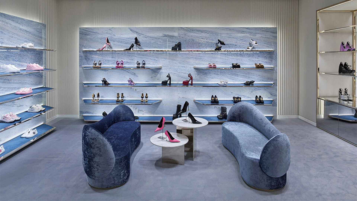 Donatella Dönemi Kapandı, "İtalyan İşi" Başladı<br>Versace’nin kurucusu Gianni Versace’nin 1997'deki trajik ölümünün ardından dümeni devralan kız kardeşi Donatella Versace, yaklaşık 50 yıllık aile yönetimini geçtiğimiz Mart ayında sonlandırmıştı. Donatella, koltuğunu Prada ekolünden yetişen Dario Vitale'ye devretti. Vitale’nin gelişiyle 1978'den bu yana ilk kez Versace koleksiyonlarında aile dışından bir ismin imzası yer aldı.