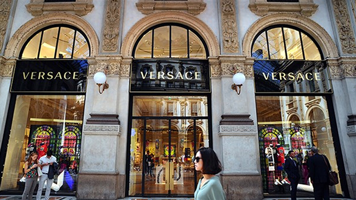 Marka Kimliği Değişecek mi?<br>Miu Miu gibi markalarla genç kitleye ulaşmayı başaran Prada, Versace için de özel bir yol haritası çizdi. Yapılan açıklamaya göre Versace’nin marka kimliği değiştirilmeyecek, ancak aşamalı bir şekilde "yeniden konumlandırma" çalışması yapılacak. Bu süreçte Versace, Prada’nın dünya genelindeki 25 üretim tesisi ve geniş satış ağından faydalanacak.<br><br>Prada Grup, 2024 yılında net satışlarını yüzde 17 artırarak 5,43 milyar Euro'ya yükseltmiş ve güçlü mali yapısıyla dikkat çekmişti.