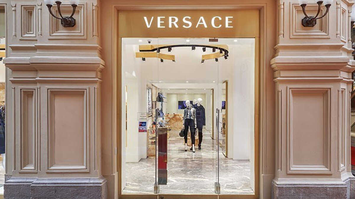 Moda dünyasının önemli markalarından Versace, bir kez daha el değiştirdi. Prada, Versace'yi Capri Holding’den satın alarak bünyesine kattı. Nisan 2025’te masada varılan anlaşma, düzenleyici kurumlardan beklenen onayın 7-8 ay sonra gelmesiyle resmiyet kazandı.