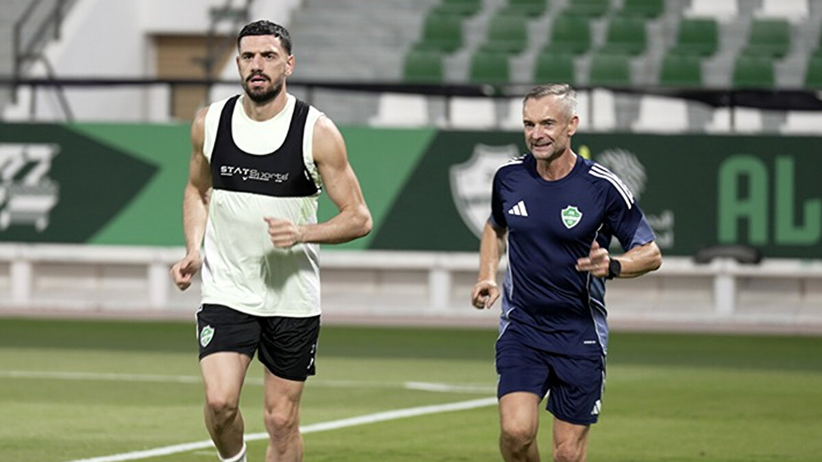 İstikrarlı Performans<br>Bu sezon Al Ahli formasıyla istikrarlı bir görüntü çizen Merih Demiral, çıktığı 16 maçta savunmadaki başarısının yanı sıra 1 de gol katkısı sağladı. Takımın vazgeçilmez isimlerinden biri olan milli stoper, önümüzdeki 4 yıl daha Suudi ekibinin başarısı için ter dökecek.