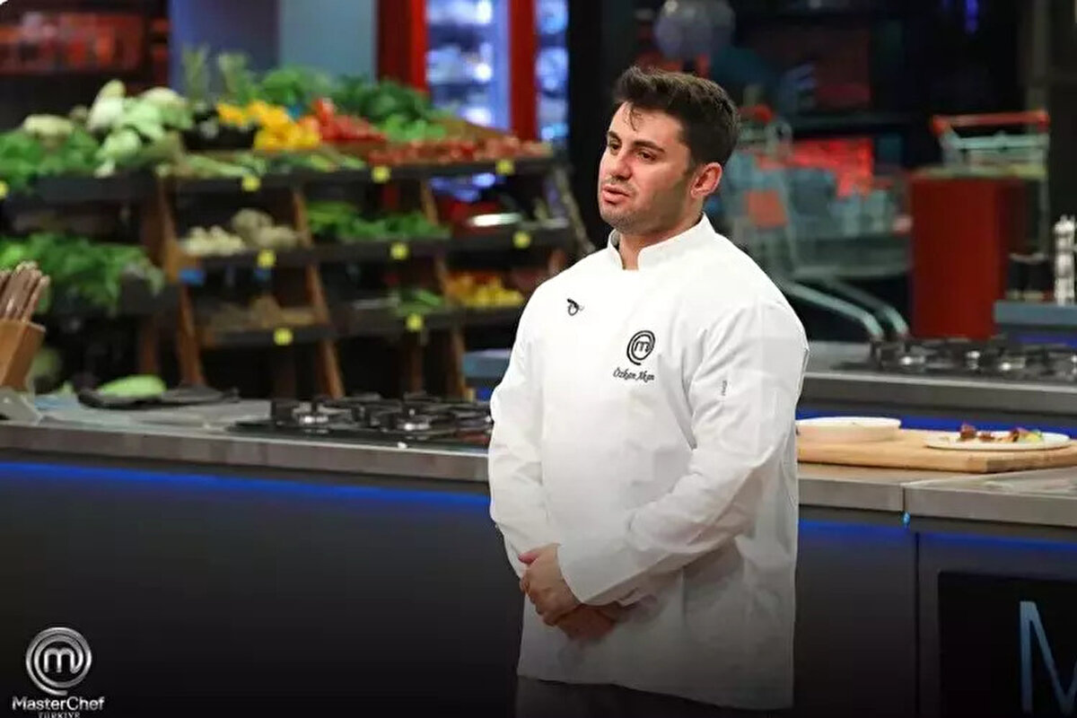 Masterchef Üçüncü Ceketi Kim Kazandı?<br><br>Masterchef üçüncü ceketi kazanan isim Özkan oldu. Özkan, şeflerden aldığı yüksek puanlarla beyaz ceketi giymeye hak kazandı ve finalistler arasına adını yazdırdı.