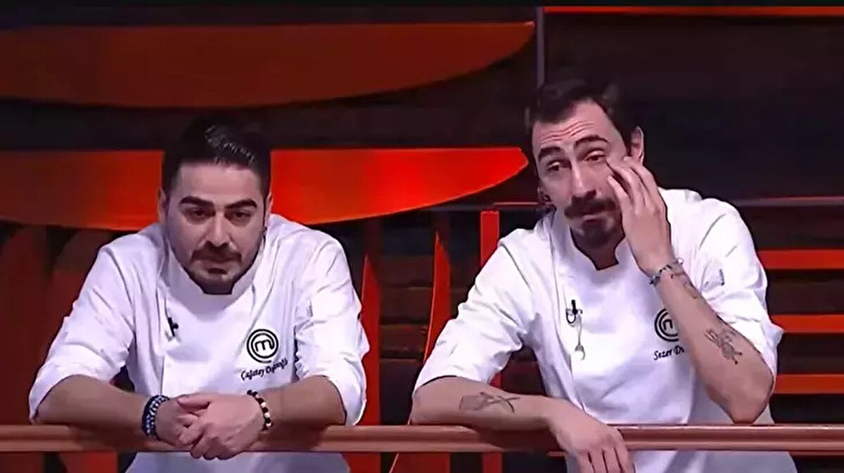 Masterchef Ceket Alan İsimler ve Puan Durumu<br><br>Final haftasına girilirken ceket giyen isimler yavaş yavaş netleşiyor. Masterchef üçüncü ceket sahibini bulurken, ilk iki günün kazananları da merak ediliyor. Şu ana kadar ceket giyerek yukarı çıkan isimler şöyle sıralandı:<br><br>1. Ceketin Sahibi: Çağatay<br><br>2. Ceketin Sahibi: Sezer<br><br>3. Ceketin Sahibi: Özkan<br><br>Özkan'ın da bu listeye eklenmesiyle birlikte geriye sadece iki ceket kaldı. Kalan yarışmacılar, son iki ceketi alabilmek için önümüzdeki bölümlerde kıyasıya rekabet etmeye devam edecek.