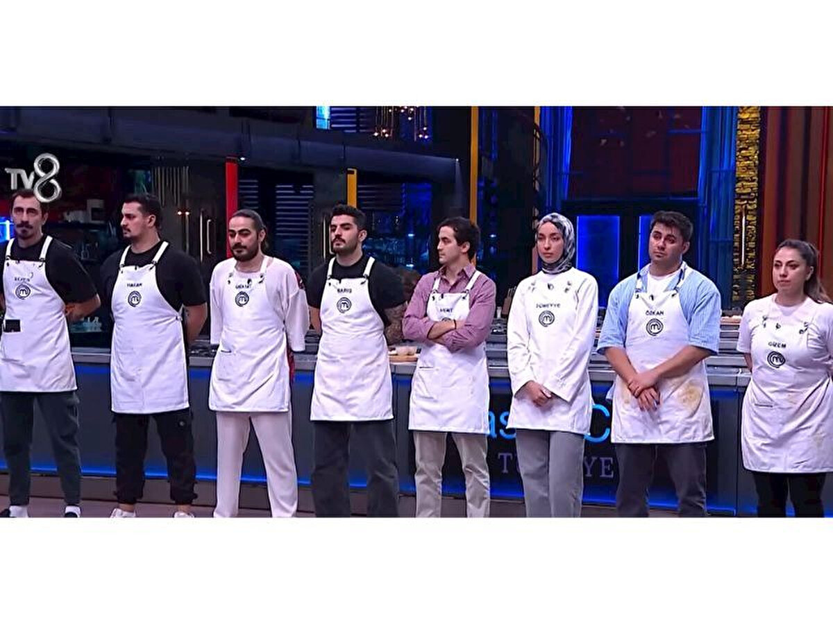 TV8 ekranlarının fenomen yarışma programı Masterchef Türkiye 2025 sezonunda sona yaklaşılıyor. Aylar süren maratonun ardından yarışmacılar, şampiyonluk yolundaki en kritik viraj olan ceket oyunlarına başladı. İlk iki ceketin sahibini bulmasının ardından gözler Masterchef üçüncü ceket mücadelesine çevrildi. 2 Aralık akşamı yayınlanan bölümde, zorlu tabakları başarıyla tamamlayan ve şeflerden tam not alan yarışmacı belli oldu.
