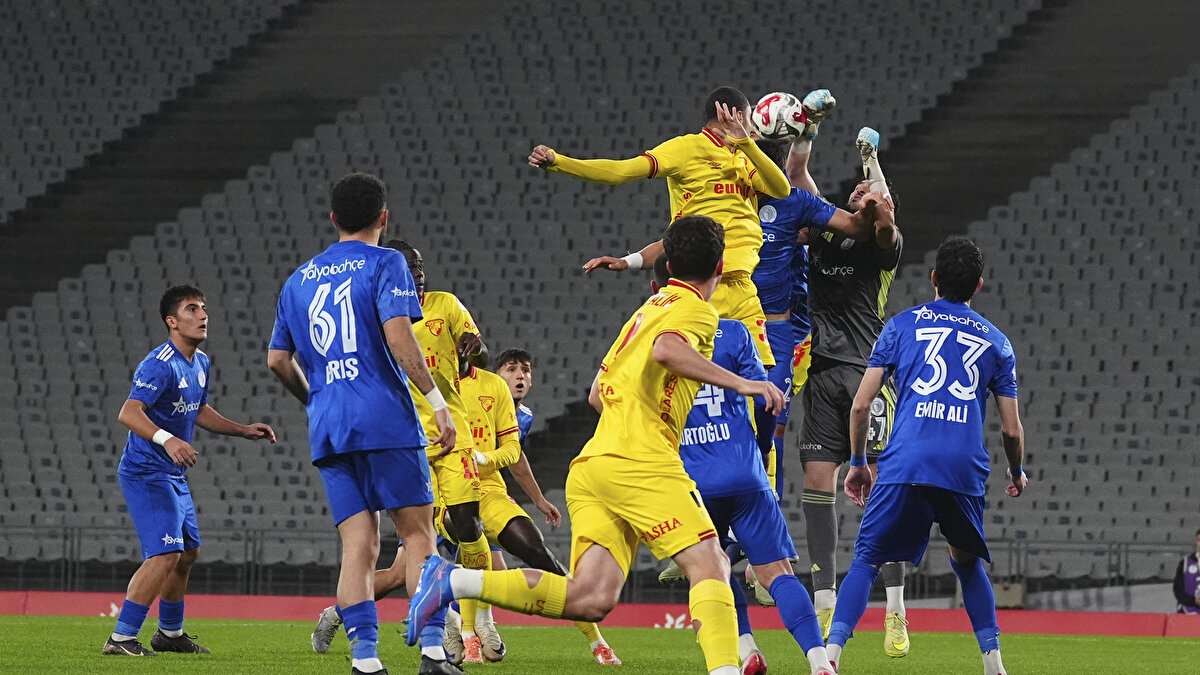 Fişi Erken Çektiler<br>Mücadeleye hızlı başlayan İstanbul temsilcisi, aradığı golü henüz maçın başında buldu. Dakikalar 10’u gösterirken Alperen Yılmaz’ın şık asistini geri çevirmeyen Barış Zeren, meşin yuvarlağı ağlarla buluşturarak takımını 1-0 öne geçirdi. İlk yarı bu skorla tamamlandı.