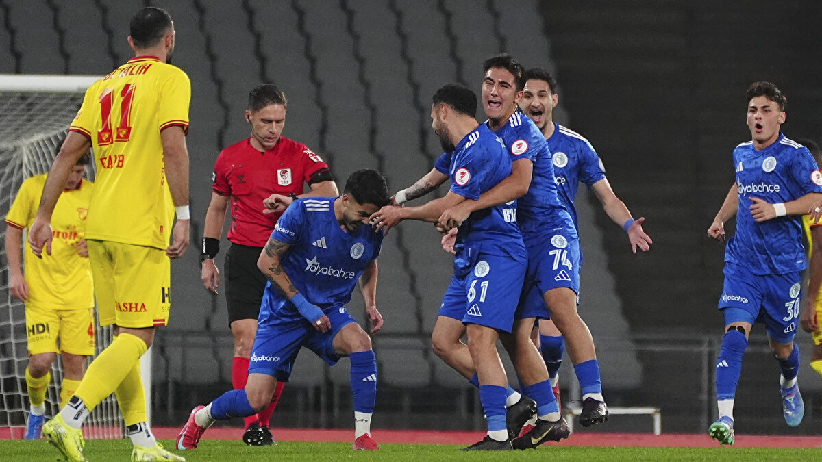 Göztepe Kaleci Muhammed'e Takıldı<br>İkinci yarıda beraberlik için tüm hatlarıyla yüklenen Göztepe, rakip kaleyi adeta ablukaya aldı. Ancak Beyoğlu Yeniçarşıspor’un başarılı file bekçisi Muhammed, kalesinde devleşerek gole izin vermedi. Stoilov'un hamleleri skoru değiştirmeye yetmeyince karşılaşma 1-0 sona erdi.