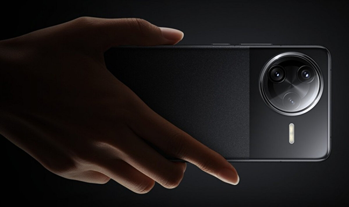 Amiral Gemisi Sınıfında Rekor: Red Magic 11 Pro+<br>Listenin zirvesinde, mobil oyuncuların yakından tanıdığı bir seri var. Red Magic 11 Pro+, rakiplerini geride bırakarak Kasım ayının en güçlü telefonu unvanını kazandı. 24 GB RAM ve 1 TB depolama alanı ile test edilen cihaz, 4.105.121 gibi inanılması güç bir ortalama puan elde etti.<br><br>Listede dikkat çeken bir diğer detay ise OPPO ve vivo'nun "Uydu İletişimi" destekli modellerinin üst sıralarda yer alması oldu. İşte Snapdragon 8 Gen 5 fırtınasının estiği o liste: