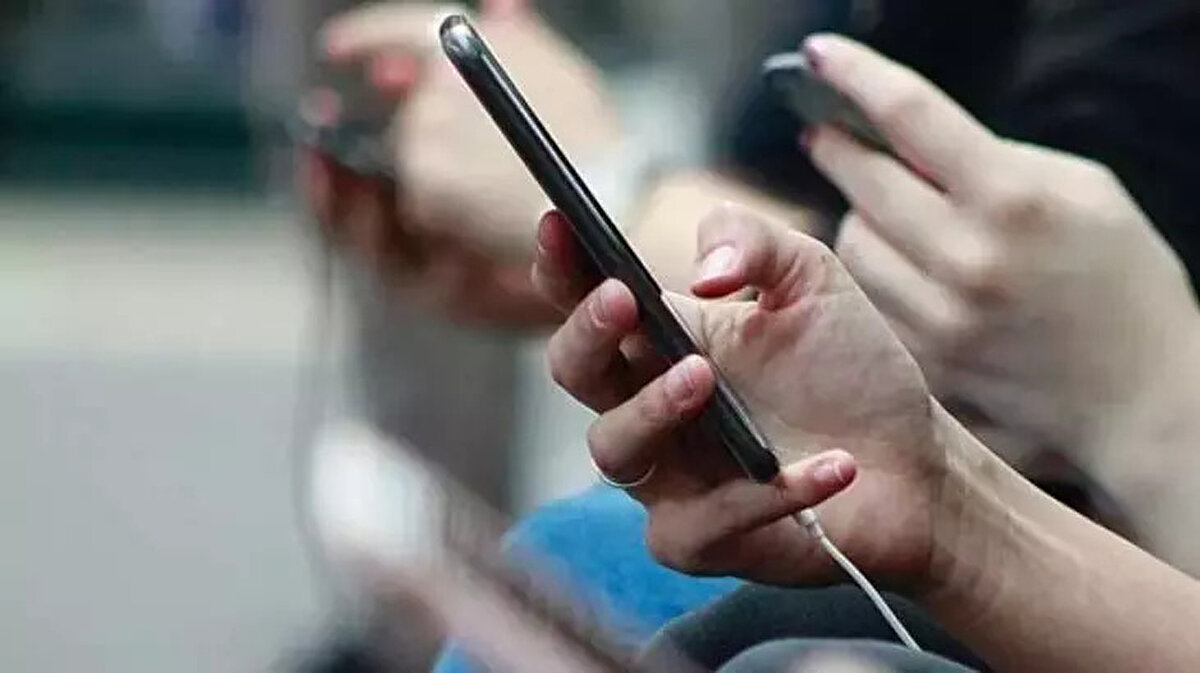 Yurt dışından yolcu beraberinde getirilen cep telefonlarının Türkiye'de kullanılabilmesi için ödenmesi gereken harç tutarı, her yıl yeniden değerleme oranına göre güncelleniyor. Resmi Gazete'de yayımlanan verilere göre 2025 yılı yeniden değerleme oranı %25,49 olarak belirlendi. Bu oran, pasaport harçlarından ehliyet ücretlerine kadar birçok kalemi etkilediği gibi, yurtdışı telefon açtırma ücretini de doğrudan artırdı.