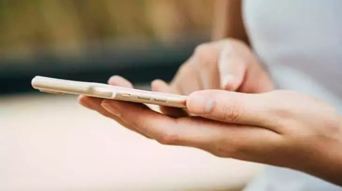 2026 IMEI Kayıt Ücreti Ne Kadar Olacak?<br><br>2025 yılında 45.614 TL olarak uygulanan IMEI kayıt harcı, yeni yılda %25,49'luk bir artış görecek. Hazine ve Maliye Bakanlığı verilerine dayanan hesaplamaya göre; 1 Ocak 2026 tarihinden itibaren geçerli olacak yeni IMEI kayıt ücreti 57.241 TL olacak.<br><br>Yurt dışından iPhone veya diğer akıllı telefon modellerini getirip Türkiye'de kaydettirmek isteyen vatandaşlar, 2026 yılına girdikten sonra bu yeni tarife üzerinden ödeme yapmak zorunda kalacaklar.