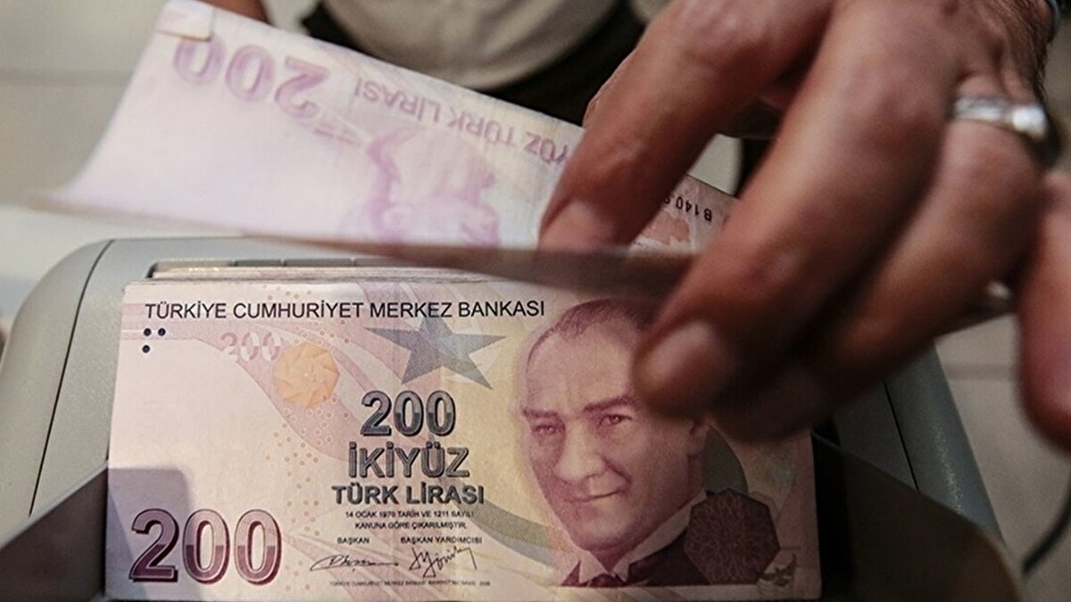 Komisyonun yapısı için yeni “Ara Formül”<br><br>Bakanlık, mevcutta işçi, işveren ve hükümetten beşer temsilcinin bulunduğu yapıyı yeniden düzenlemeyi hedefliyor. Gündemdeki modele göre işçi ve işveren tarafı aynı sayıyla temsil edilmeye devam edecek; ancak hükümetin komisyona gönderdiği üye sayısı bire kadar düşebilecek. Bu değişikliğin amacı, devlet temsilcisinin hakem rolünü güçlendirmek olarak ifade ediliyor.